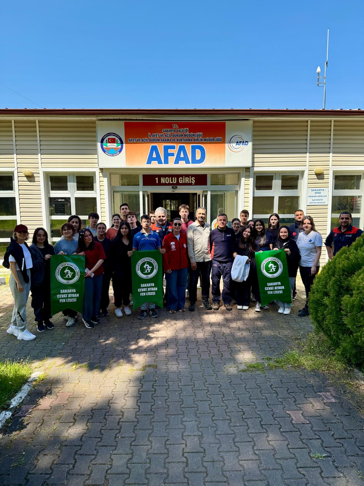 Cevat Ayhan Fen Lisesi ve Şehit Üsteğmen Selçuk Esedoğlu Anadolu Lisesi'nde Afet Farkındalık ve Çadır Kurma Eğitimi Gerçekleştirildi